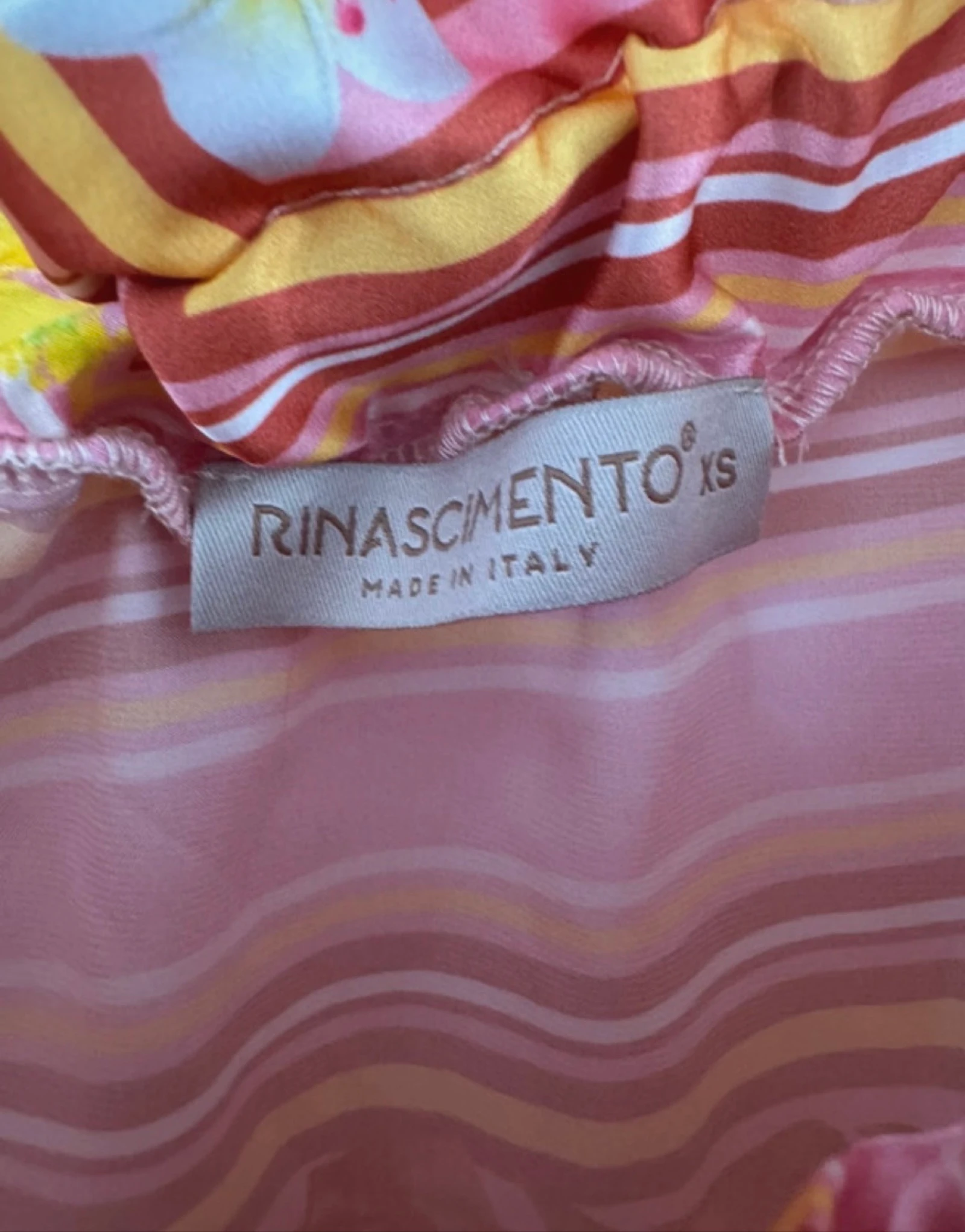 Top off-shoulder Rinascimento tamanho PP com estampa rosa e laranja Made in Italy – photo 8